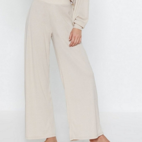 Lounge wear. Size small - Picture 3 of 3